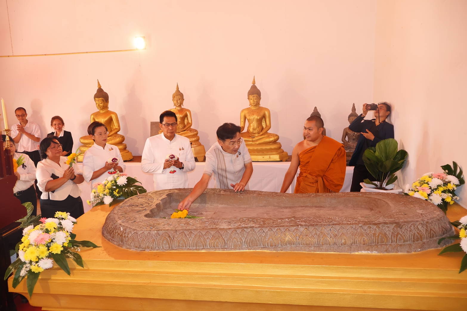 พลังศรัทธาแห่งเมืองสิงห์ท่า ยโสธรเปิดงานสมโภชปิดทองรอยพระพุทธบาทวัดอัมพวัน มรดกธรรมล้ำค่าคู่แผ่นดิน