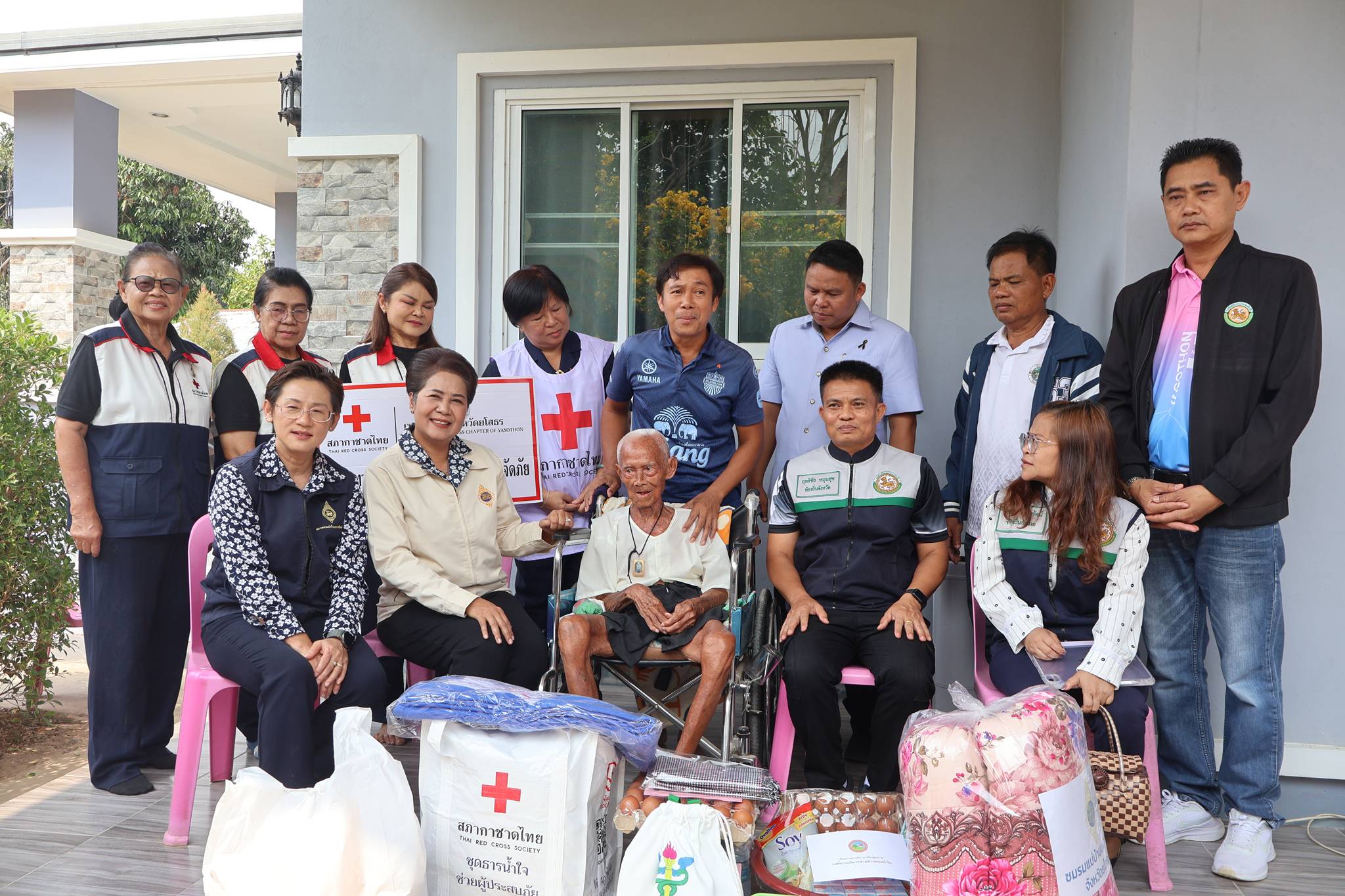 ร้อยปีแห่งปัญญา แม่บ้านมหาดไทยยโสธร ลงพื้นที่เยี่ยมยอดมณีผู้สูงวัย พร้อมถอดรหัสบทเรียน 5 แผ่นดิน