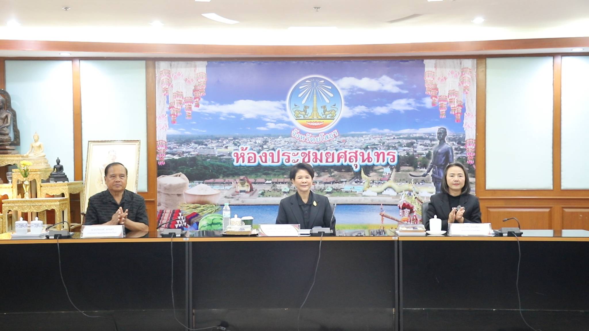 ผู้ว่าราชการจังหวัดยโสธร ให้การต้อนรับผู้ตรวจราชการฯ ติดตามขับเคลื่อนงานวัฒนธรรม ชูผลงานกลุ่มพิธีการศพฯ-งานพระราชพิธี สำเร็จลุล่วงสมพระเกียรติ