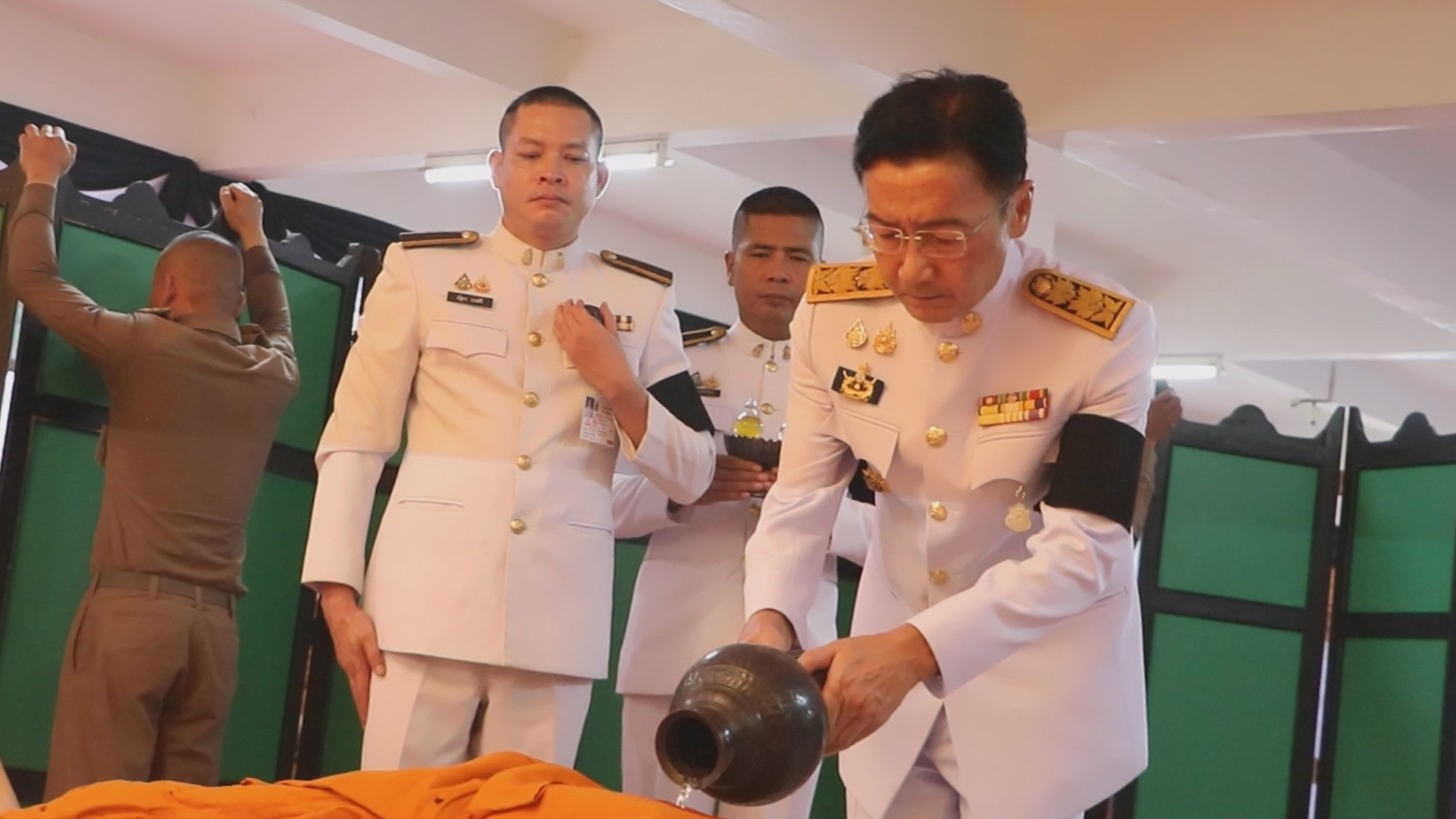 พระบาทสมเด็จพระเจ้าอยู่หัว ทรงพระกรุณาโปรดเกล้าโปรดกระหม่อมพระราชทานน้ำหลวงสรงศพ พระวินัยสุนทรเมธี (บัลลังก์ ฉินฺนอนฺโธ) อดีตที่ปรึกษาเจ้าคณะจังหวัดยโสธร (ธรรมยุต) ณ วัดพระพุทธบาทยโสธร จังหวัดยโสธร