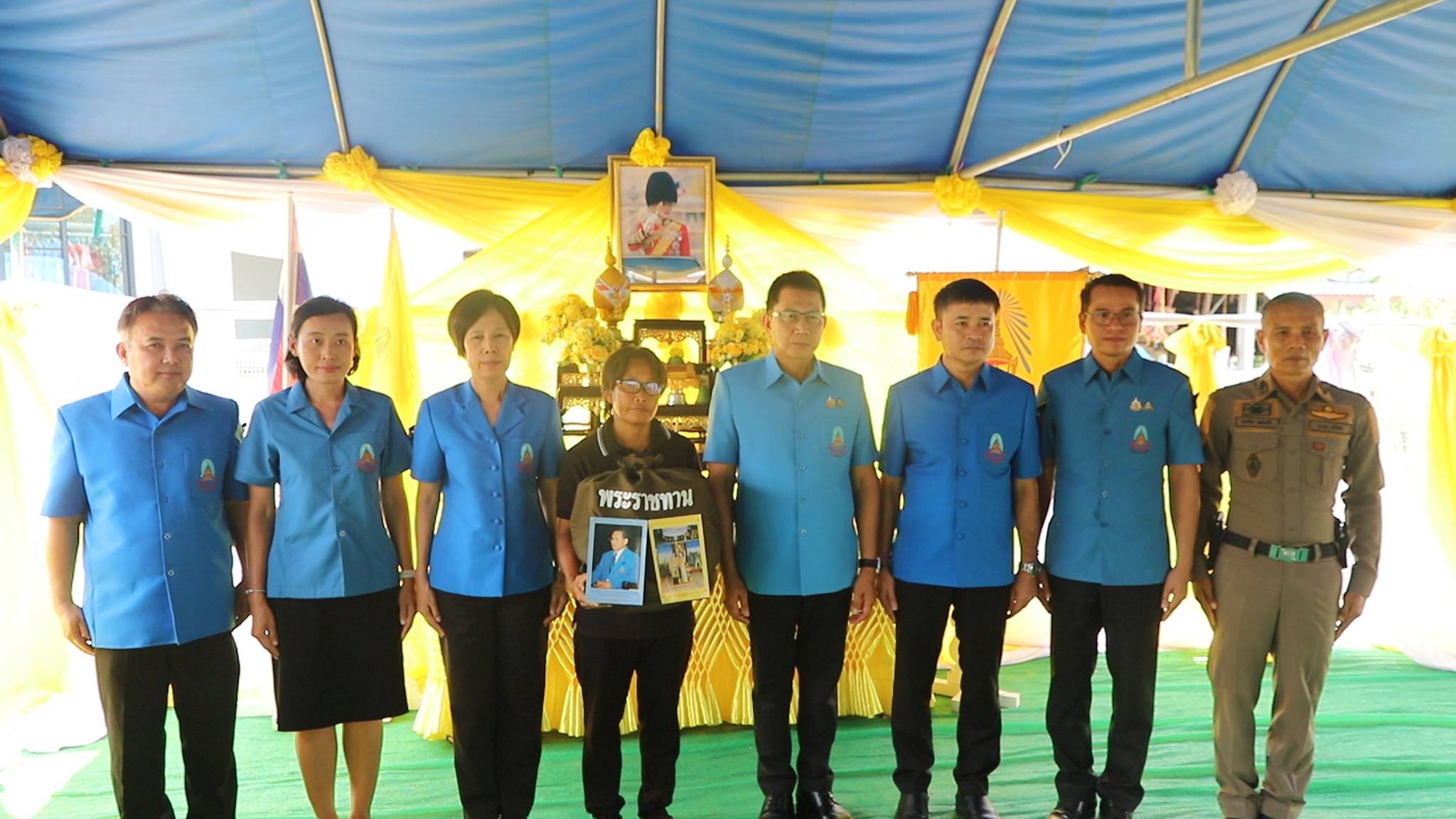 รองผู้ว่าราชการจังหวัดยโสธร เชิญถุงยังชีพพระราชทานของมูลนิธิราชประชานุเคราะห์ ในพระบรมราชูปถัมภ์ ไปมอบแก่ผู้ประสบอัคคีภัยในพื้นที่อำเภอเมืองยโสธร