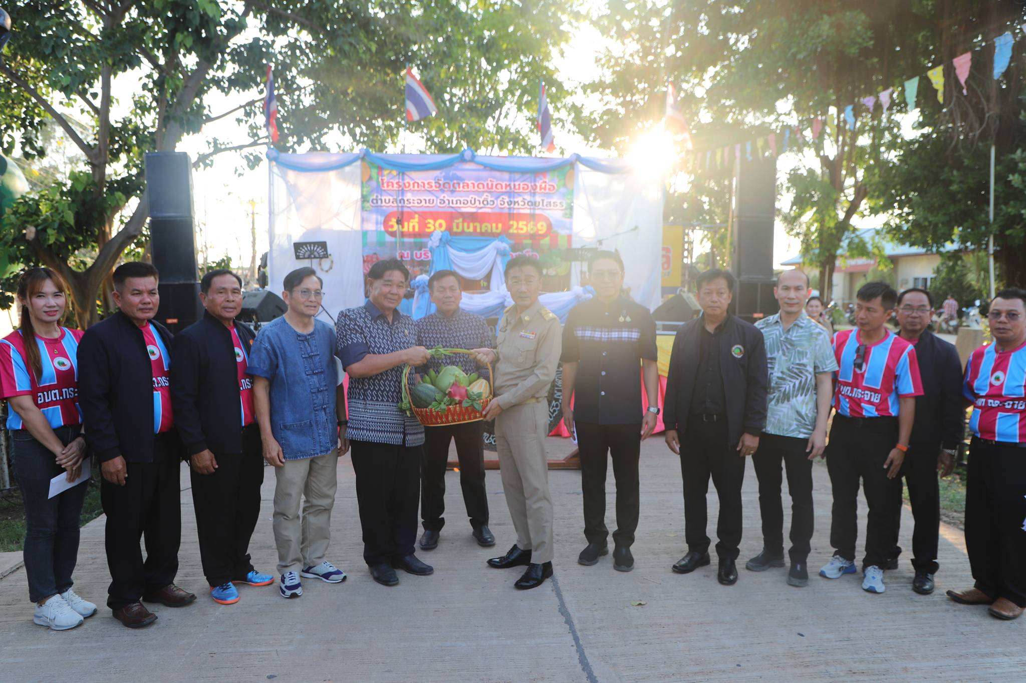 อ.ป่าติ้ว ยโสธร พลิกโฉมเศรษฐกิจฐานราก เปิดตลาดนัดหนองผือกระจายรายได้สร้างสุขให้ชุมชน