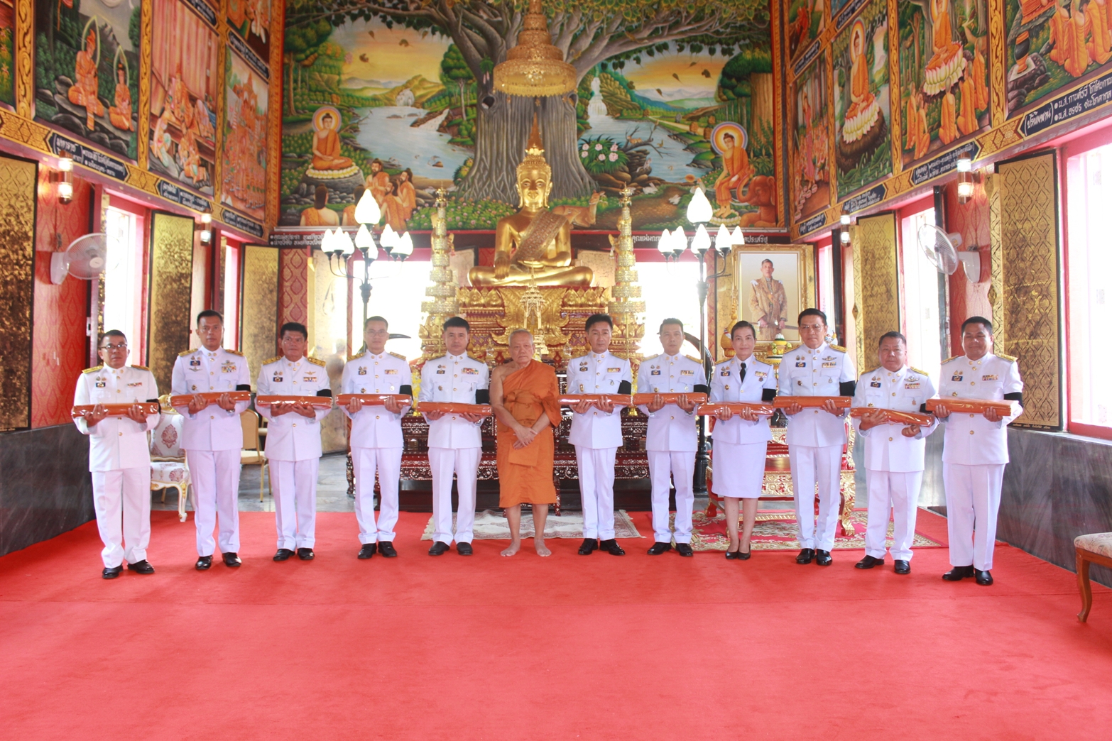พระบาทสมเด็จพระเจ้าอยู่หัว ทรงพระกรุณาโปรดเกล้าฯพระราชทานผ้าไตร ในโครงการบรรพชาสามเณรภาคฤดูร้อนเฉลิมพระเกียรติ ณ จังหวัดยโสธร