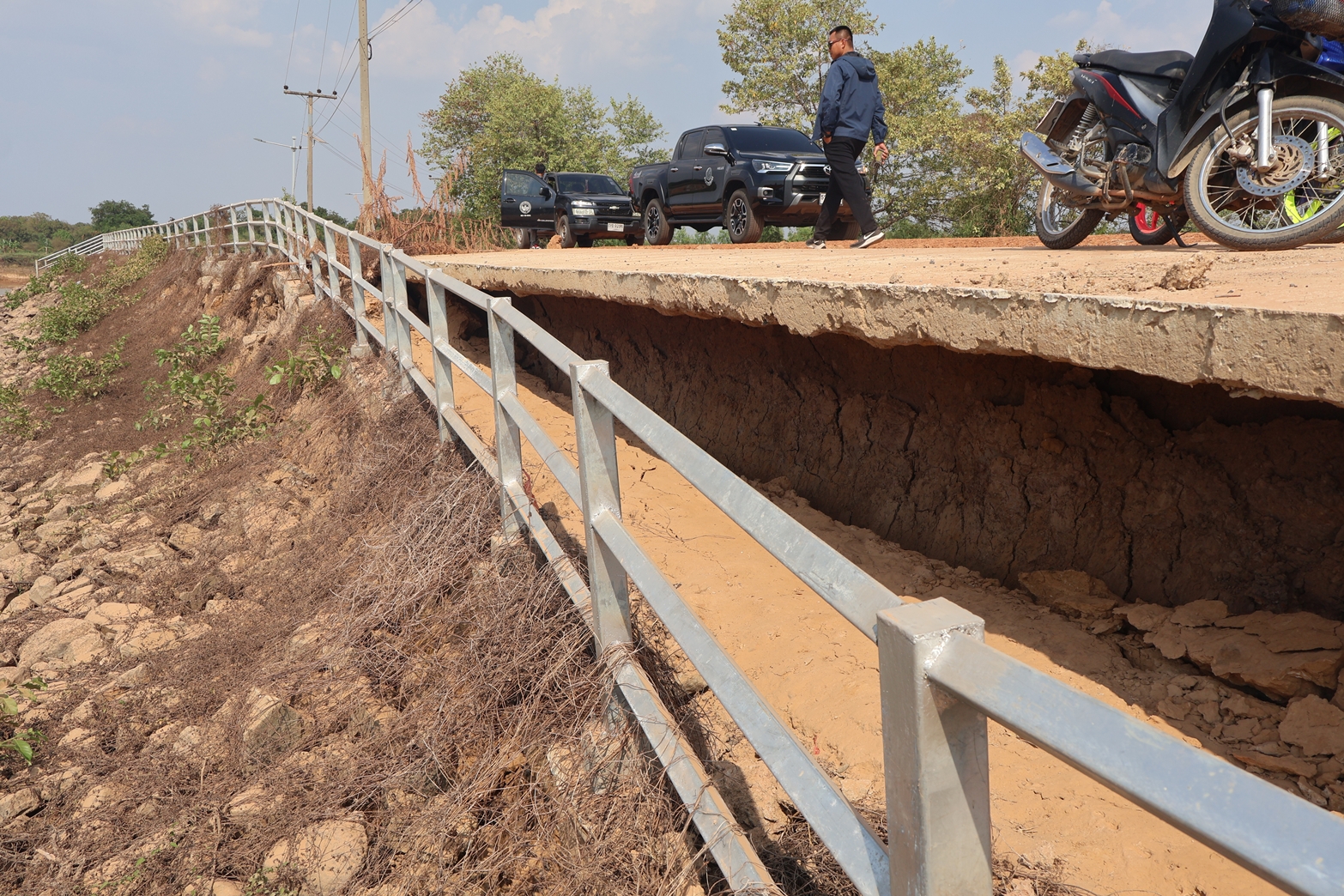 รองผู้ว่าฯ ยโสธร รุดเคลียร์ปมโครงการก่อสร้างเขื่อนป้องกันตลิ่งห้วยกุดกุง ทรุดตัว สั่งขีดเส้นตายผู้รับเหมาเร่งซ่อมด่วนก่อนวิกฤตกว่าเดิม