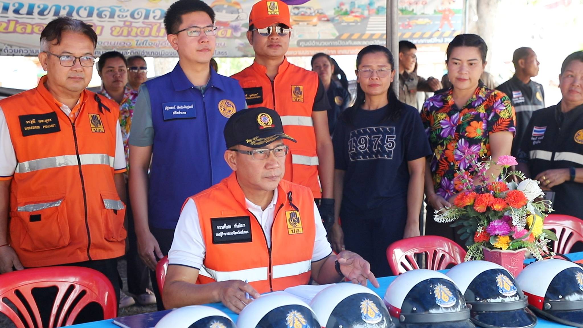 รองผู้ว่าฯ ยโสธร นำทีมตรวจเยี่ยมด่านสงกรานต์ท่ามกลางอากาศร้อนระอุ ย้ำมาตรการเหล็ก เมา-ขับ-จับ-จริง  พร้อมแนะความอุ่นใจ ประกัน 10 บาท คุ้มครองหลักแสน