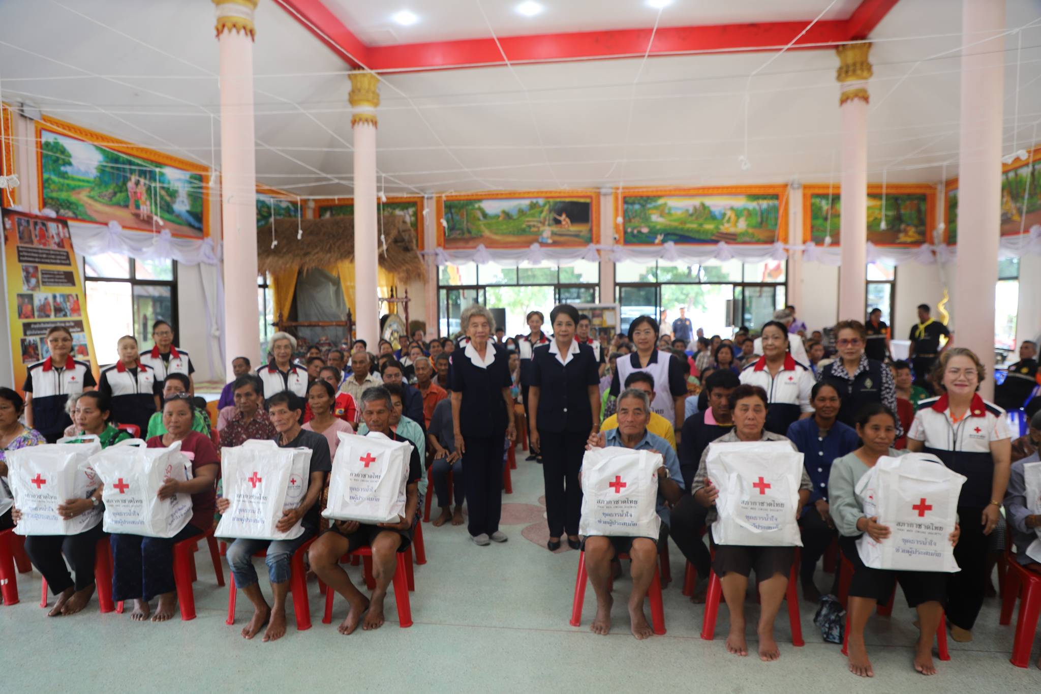 ผู้ว่าฯ ยโสธร-กาชาด รุดมอบถุงธารน้ำใจ 873 ชุด ปลอบขวัญชาวมหาชนะชัย หลังพายุฤดูร้อนพัดถล่มบ้านเรือน