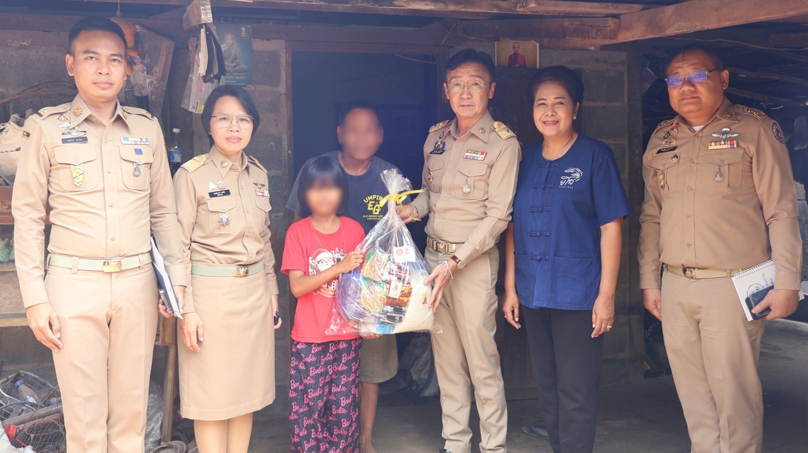 ยโสธรไม่ทิ้งกัน ผู้ว่าฯ พร้อมนายกเหล่ากาชาด และคณะสงฆ์ ลงพื้นที่ปลอบขวัญกลุ่มเปราะบาง มอบถุงสังฆเพื่อสังคม บรรเทาทุกข์ถึงหัวกระไดบ้าน