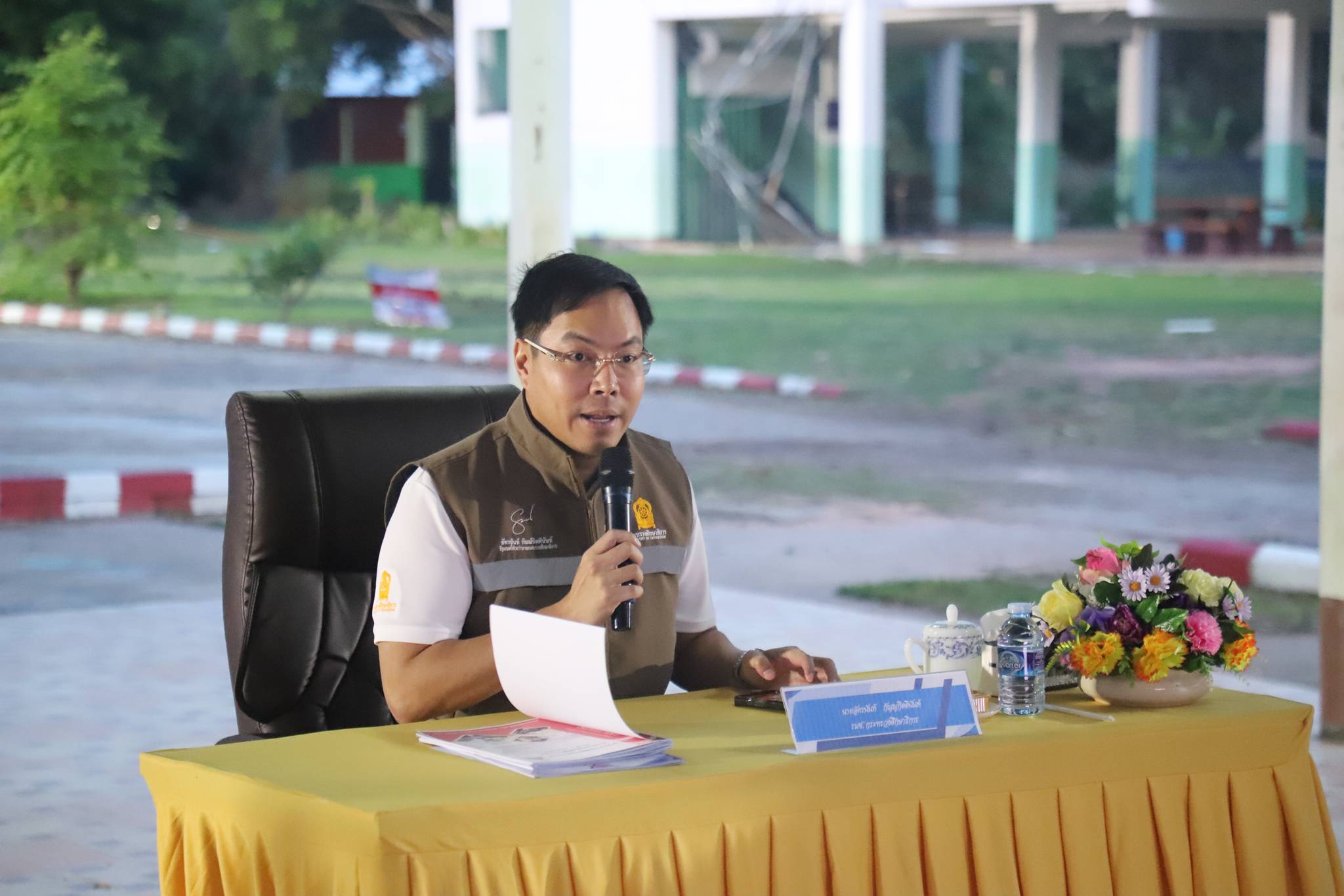 รมช.ศึกษาธิการ ลงพื้นที่จังหวัดยโสธร ตรวจเยี่ยมโรงเรียนที่ได้รับผลกระทบจากพายุ &nbsp;เร่งฟื้นฟูอาคารสถานที่สร้างความปลอดภัยก่อนเปิดภาคเรียน