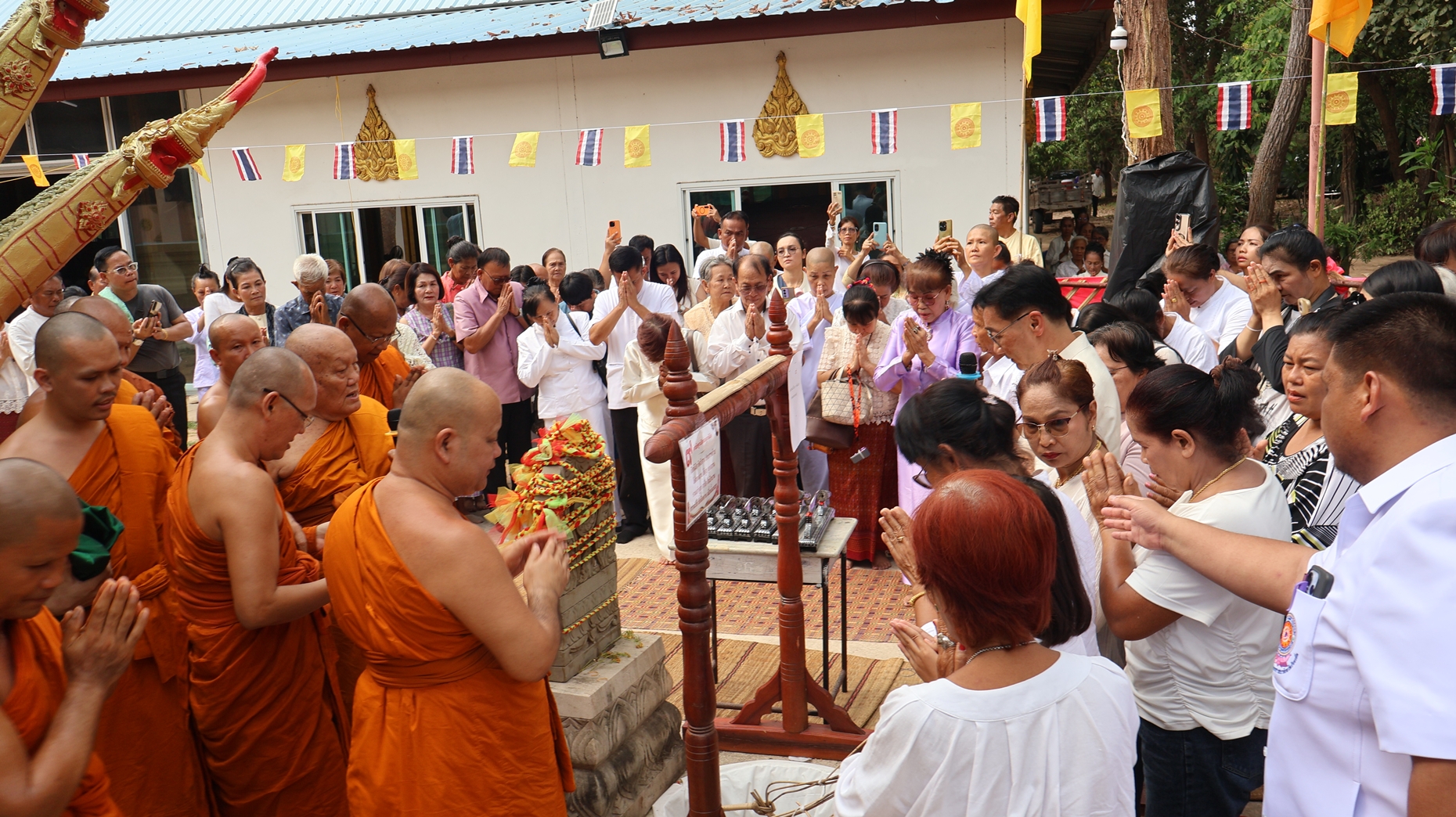 มหากุศลศรัทธา ผู้ว่าฯ ยโสธร นำพุทธศาสนิกชนประกอบพิธีฉลองอุโบสถ-ตัดหวายฝังลูกนิมิต วัดป่าพระพุทธบาทมงคล