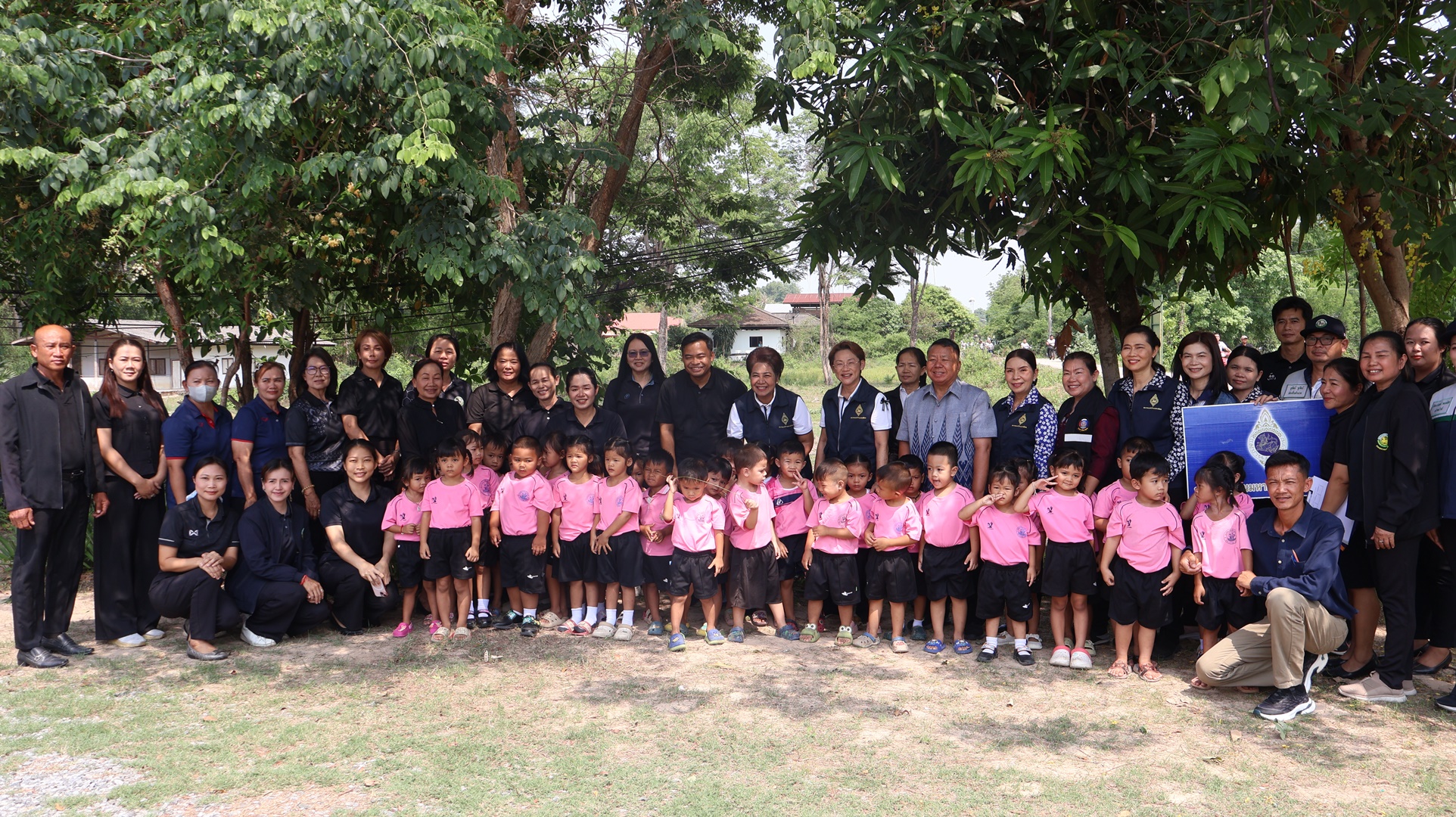 ยโสธรคืนชีพ "ผ้าไหมลายดอกติ้ว"  ประธานแม่บ้านมหาดไทยหนุนกลุ่มทอผ้าป่าติ้ว-ทรายมูล  