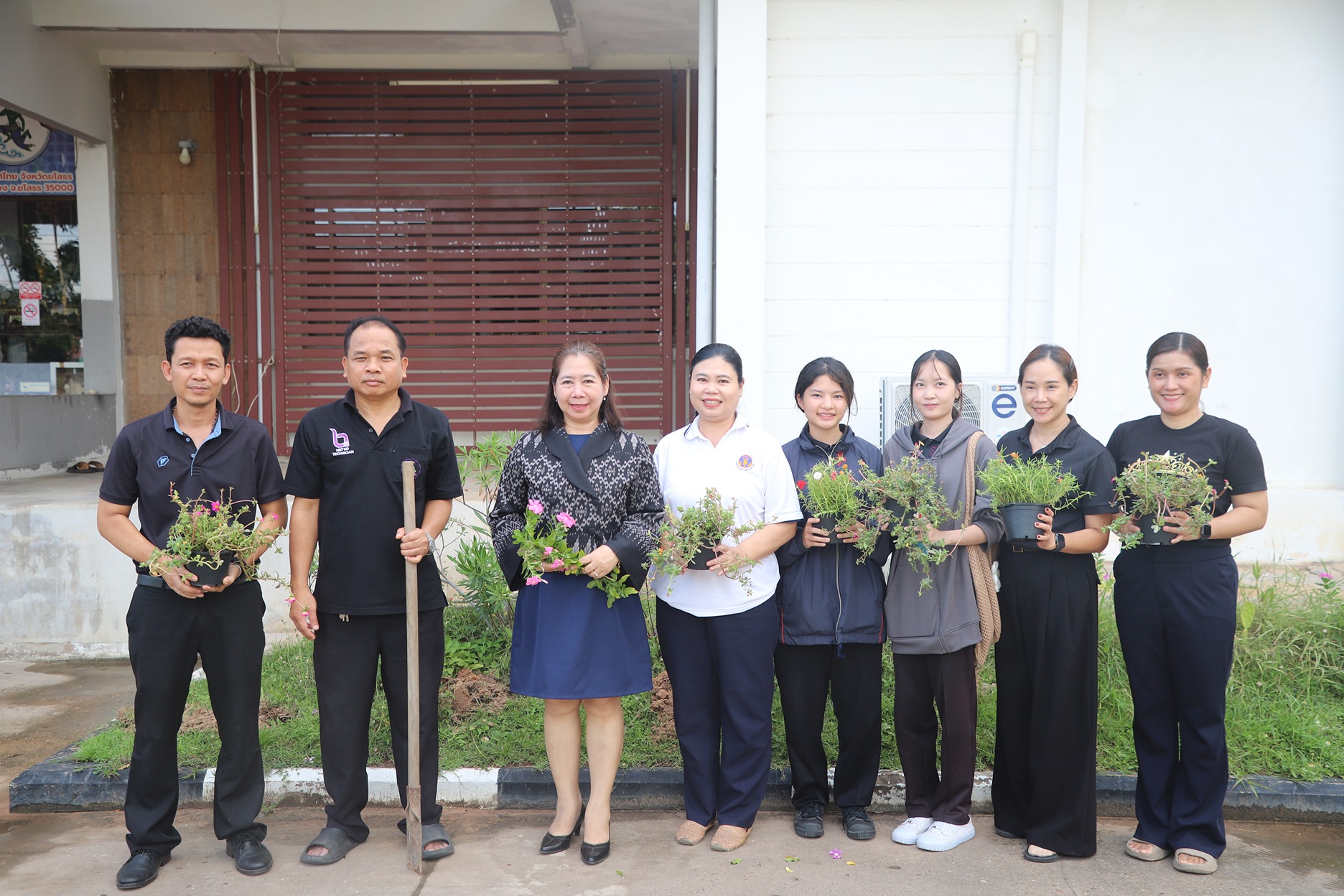 ปลูกฝังความเขียวขจีรับวันต้นไม้แห่งชาติ ปชส.ยโสธร จับมือ สวท.ยโสธร ร่วมใจปลูกต้นไม้ เพิ่มพื้นที่สีเขียวให้องค์กร