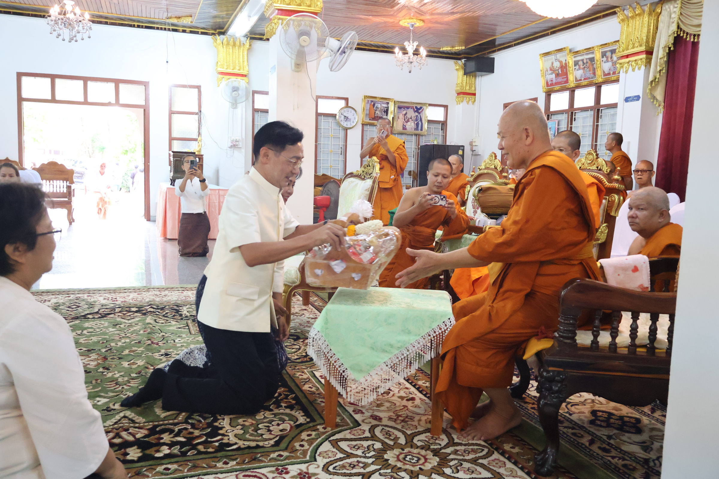 ยโสธรสายบุญคึกคัก ผู้ว่าฯ นำพุทธศาสนิกชนทำกิจกรรม ผู้ว่าฯ พาเติมบุญ พร้อมร่วมมุทิตาจิตอายุวัฒนมงคล 69 ปี พระครูอนุรักษ์วรดิตถ์ ณ วัดสิงห์ท่า