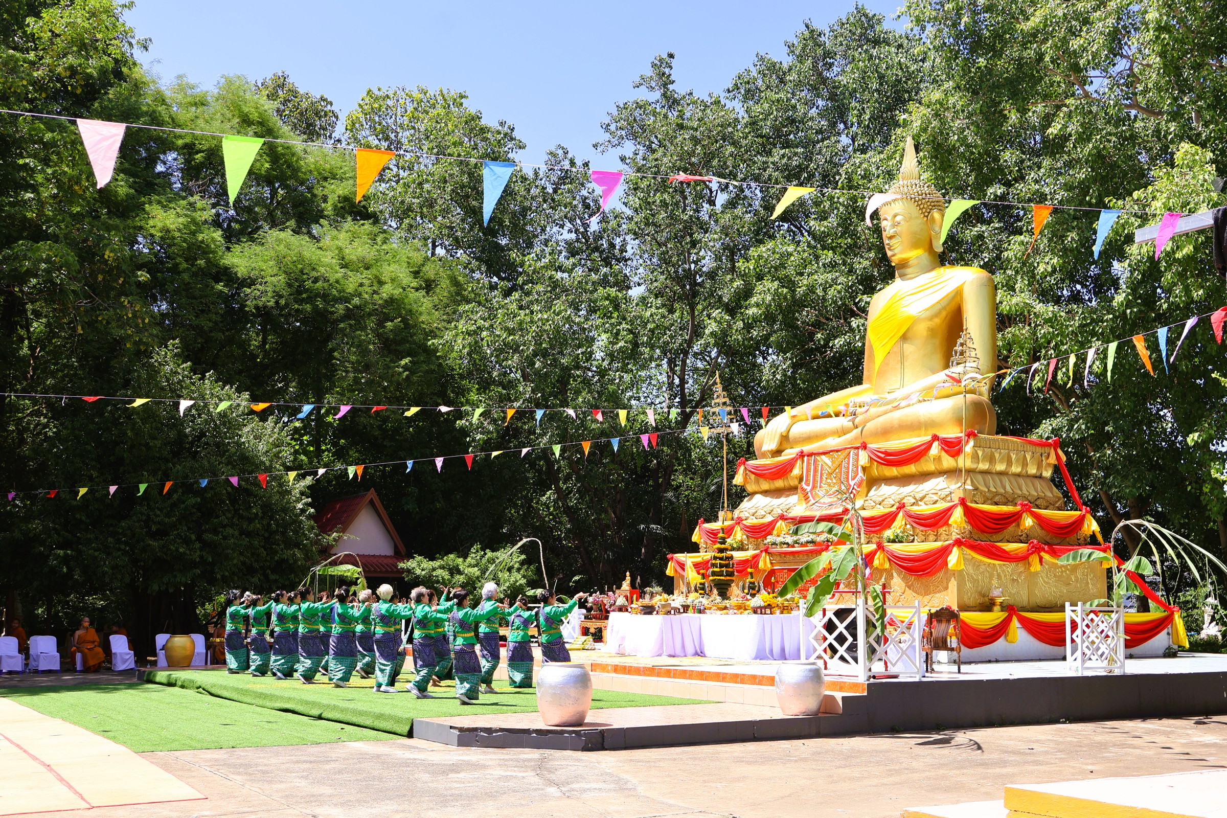 ผู้ว่าราชการจังหวัดยโสธรนำพุทธศาสนิกชนสืบสานประเพณีศักดิ์สิทธิ์ ห่มผ้า-สรงน้ำ พระศากยมุนีศรีมงคลสรรเพชร์คู่วัดใต้ศรีมงคล