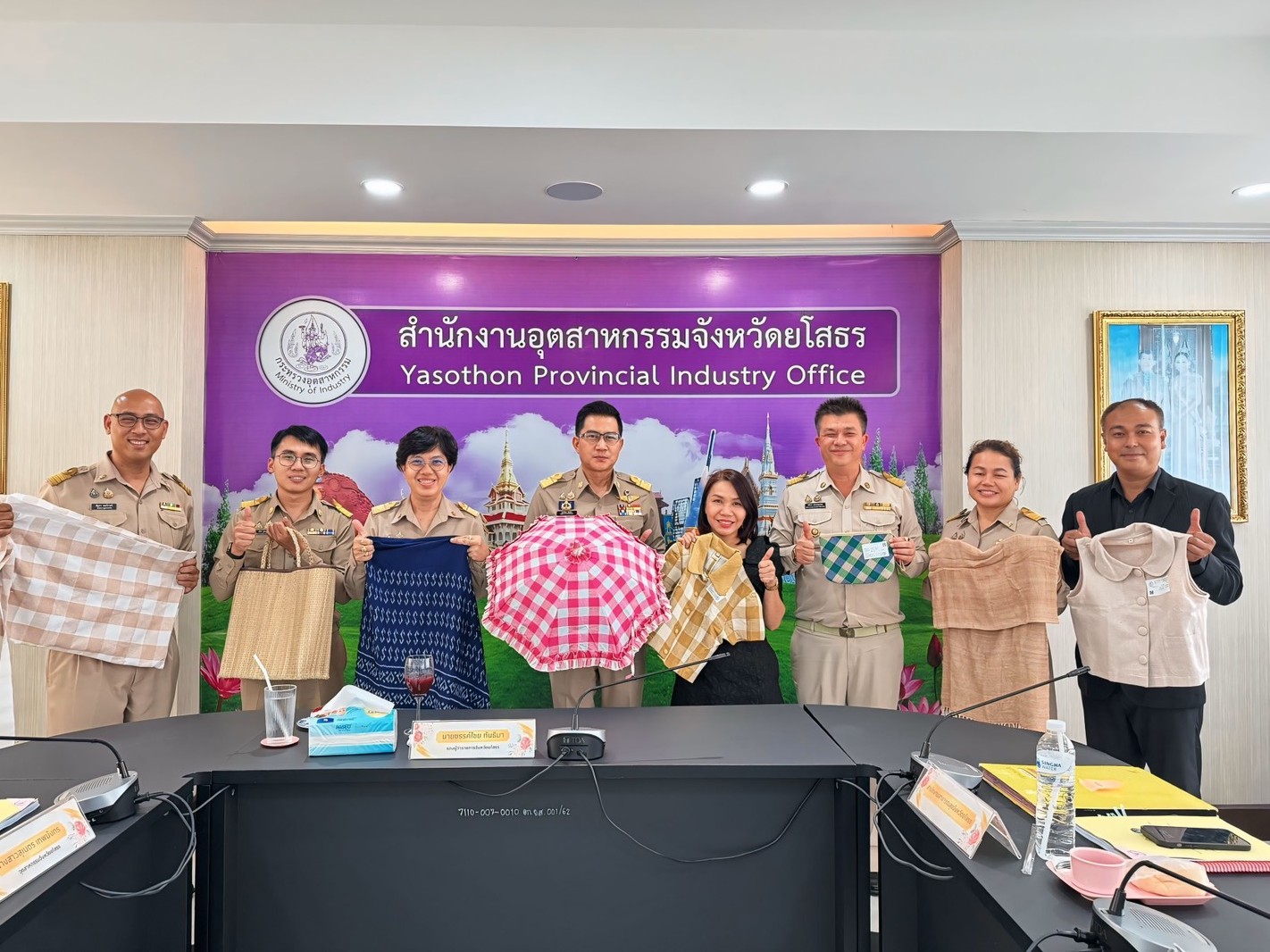 ยโสธรปรับเกณฑ์ใหม่ ขยายอายุใบรับรอง มผช. เป็น 5 ปี นำร่องรับรองมาตรฐานผ้าทอและหัตถกรรมพื้นบ้าน 19 ผลิตภัณฑ์ มุ่งยกระดับเศรษฐกิจชุมชน