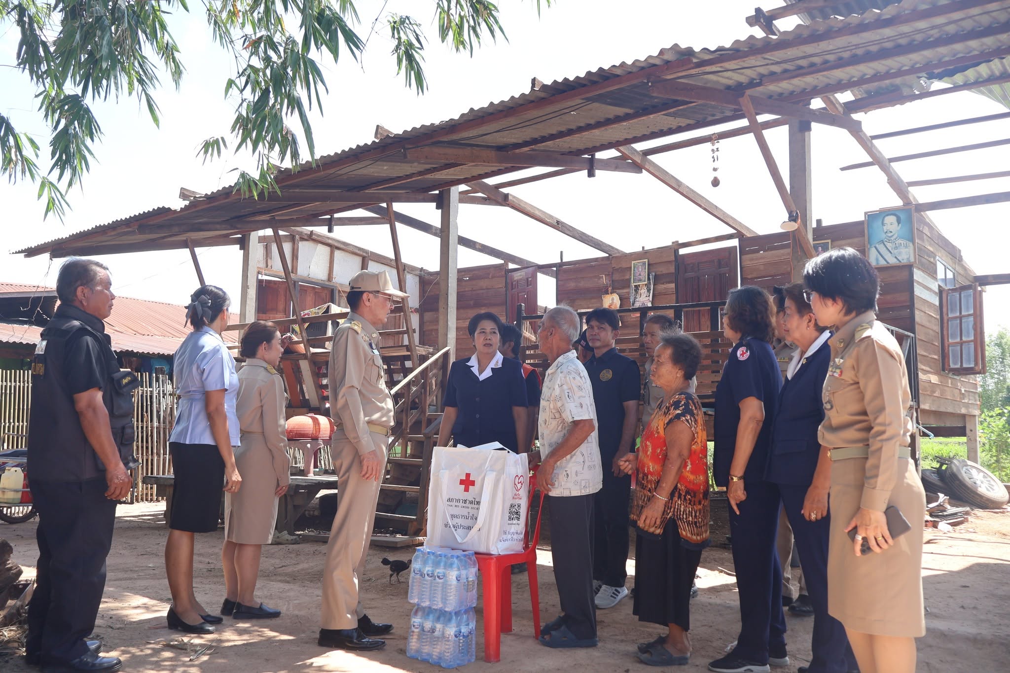 ยโสธร เร่งส่งมอบความช่วยเหลือ ถุงธารน้ำใจ เยียวยาผู้ประสบวาตภัยในพื้นที่ 64 ครัวเรือน