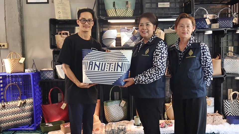 สกู๊ปข่าว ภัณริญา PHALLIYA พลาสติกรีไซเคิล ชุมชนกุดเชียงหมี สู่กระเป๋าร่วมสมัย