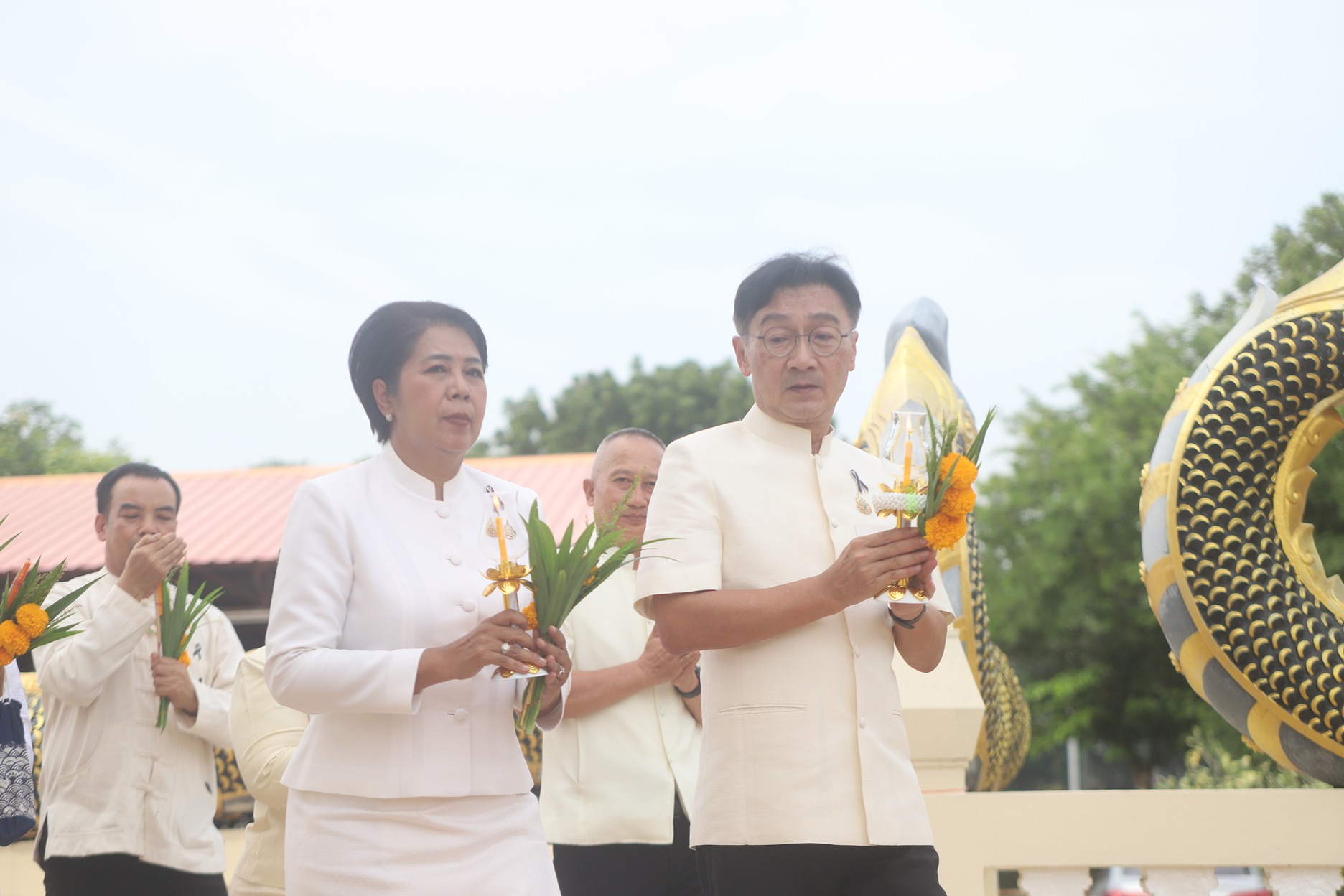 พลังศรัทธาชาวยโสธร ร่วมถวายเทียนพรรษา-ผ้าอาบน้ำฝน สืบสานวิถีพุทธ ณ วัดศรีธรรมาราม(พระอารามหลวง)