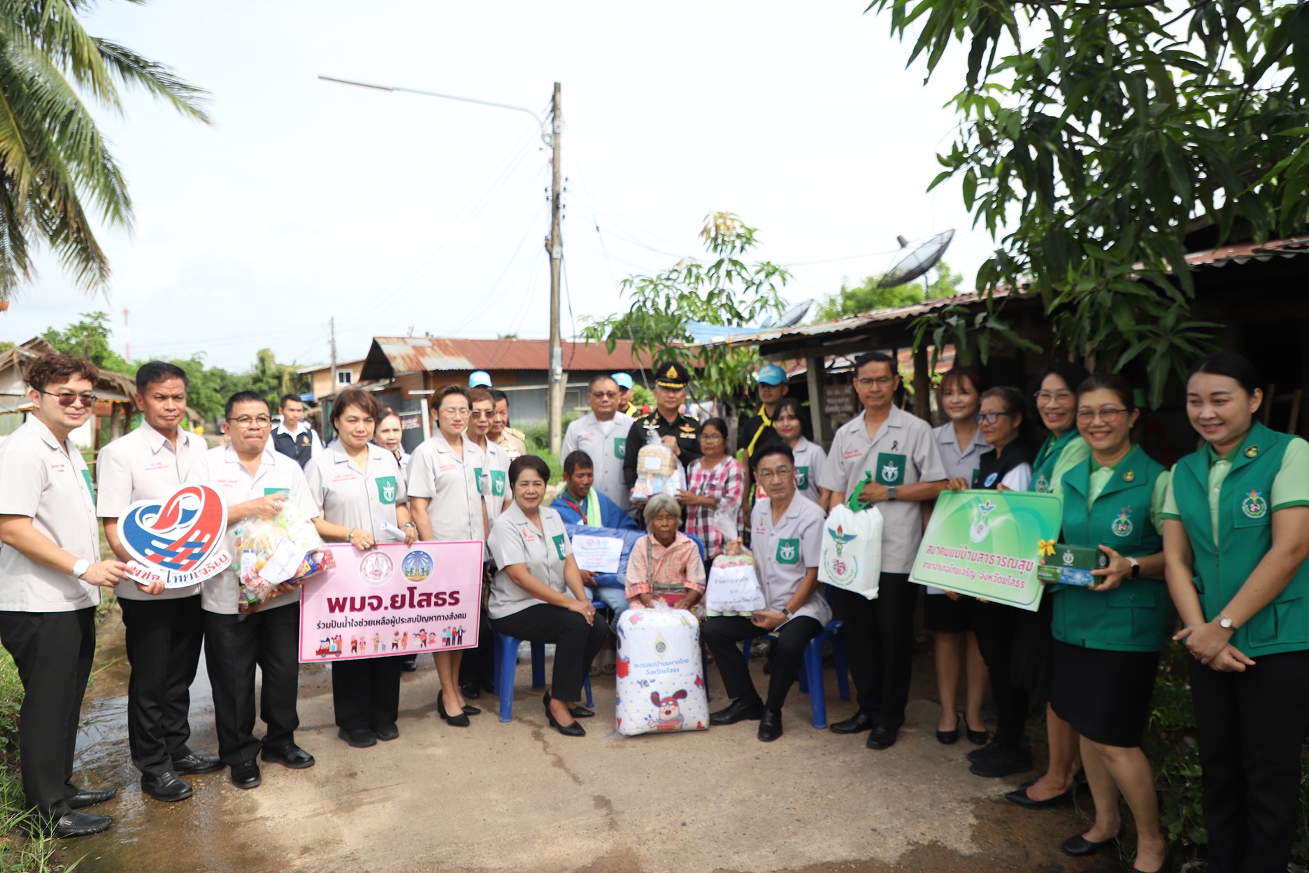 ผู้ว่าฯ ยโสธร นำทีมรวมใจ ลงพื้นที่เคาะประตูบ้านโอบอุ้มผู้ยากไร้และกลุ่มเปราะบาง 5 ครัวเรือน มอบความช่วยเหลือถึงมือ มุ่งสร้างรอยยิ้มและไม่ทิ้งใครไว้ข้างหลัง