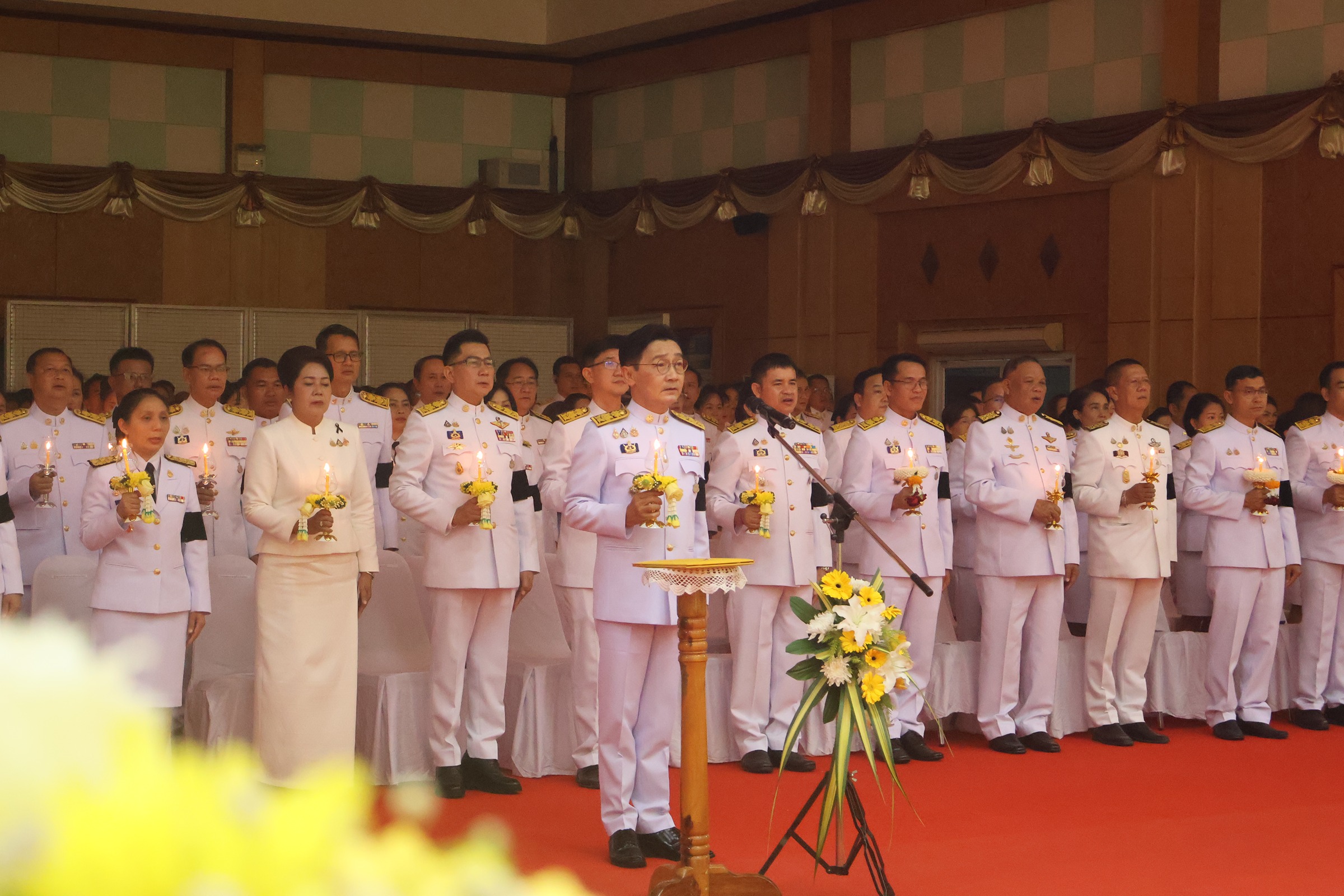 พสกนิกรจังหวัดยโสธร ร่วมประกอบพิธีถวายเครื่องราชสักการะและจุดเทียนถวายพระพรชัยมงคล แด่พระบาทสมเด็จพระเจ้าอยู่หัว เนื่องในโอกาสพระราชพิธีมหามงคลเฉลิมพระชนมพรรษา&nbsp;