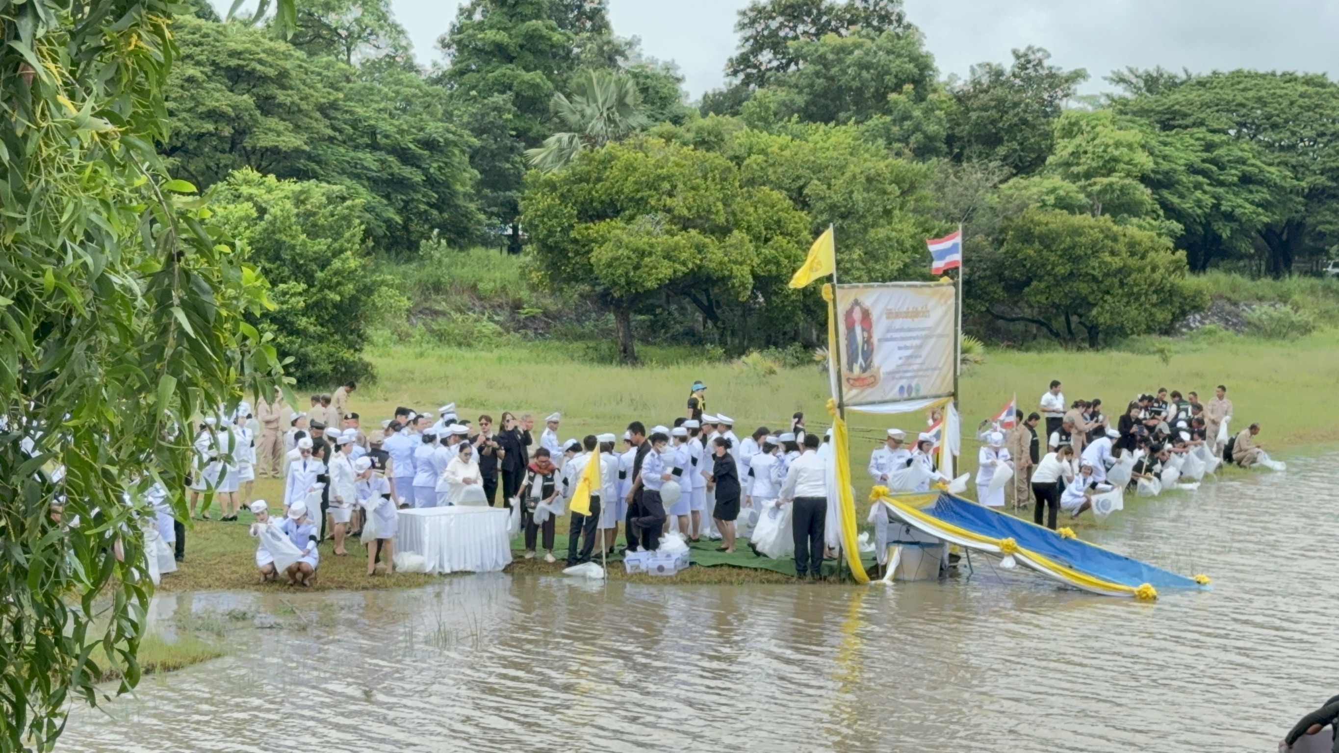 พสกนิกรยโสธรพร้อมใจปล่อยพันธุ์สัตว์น้ำ 200,000 ตัว ถวายเป็นพระราชกุศล แด่พระบาทสมเด็จพระเจ้าอยู่หัว เนื่องในโอกาสวันเฉลิมพระชนมพรรษา&nbsp;