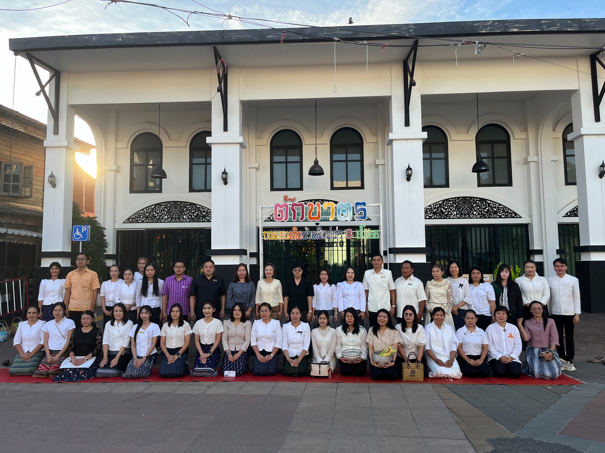 จังหวัดยโสธร สืบสานวิถีถิ่นวิถีไทย จัดกิจกรรมทำบุญตักบาตรย้อนยุค ณ เมืองเก่าสิงห์ท่า ร่วมต้อนรับเทศกาลสารทจีน เสริมมงคลแก่ชีวิตและกระตุ้นเศรษฐกิจฐานราก