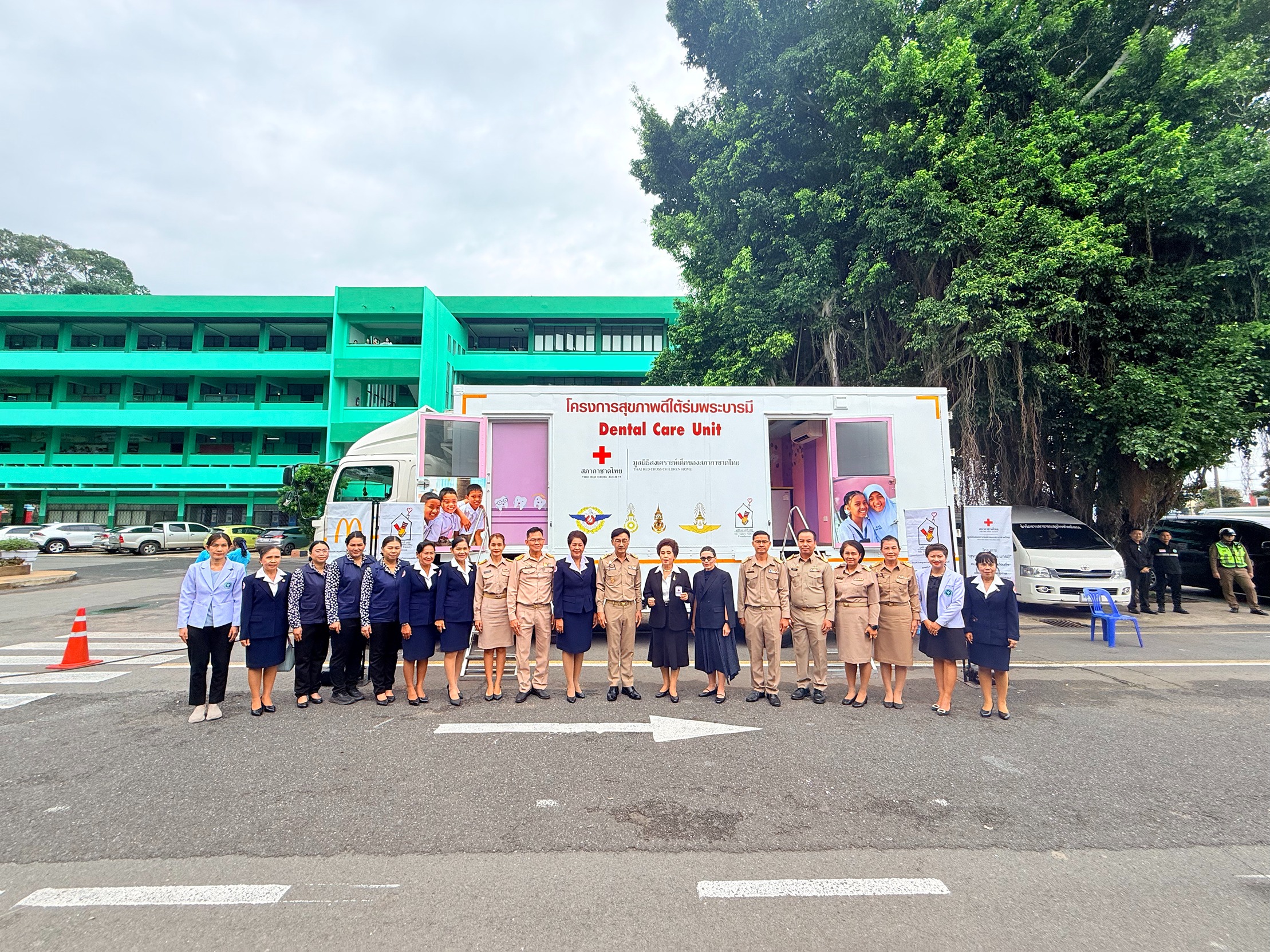 จังหวัดยโสธร สืบสานพระราชดำริ เปิดโครงการ สุขภาพดีใต้ร่มพระบารมี นำหน่วยทันตกรรมเคลื่อนที่ให้บริการเด็กและเยาวชนฟรี