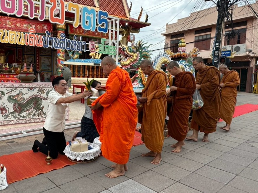เสน่ห์มนต์ขลังเมืองเก่าสิงห์ท่า ยโสธรสืบสานตักบาตรย้อนยุค วิถีถิ่น วิถีไทย ชูพลัง Soft Power ผ้าทอพื้นเมือง หนุนเศรษฐกิจชุมชน
