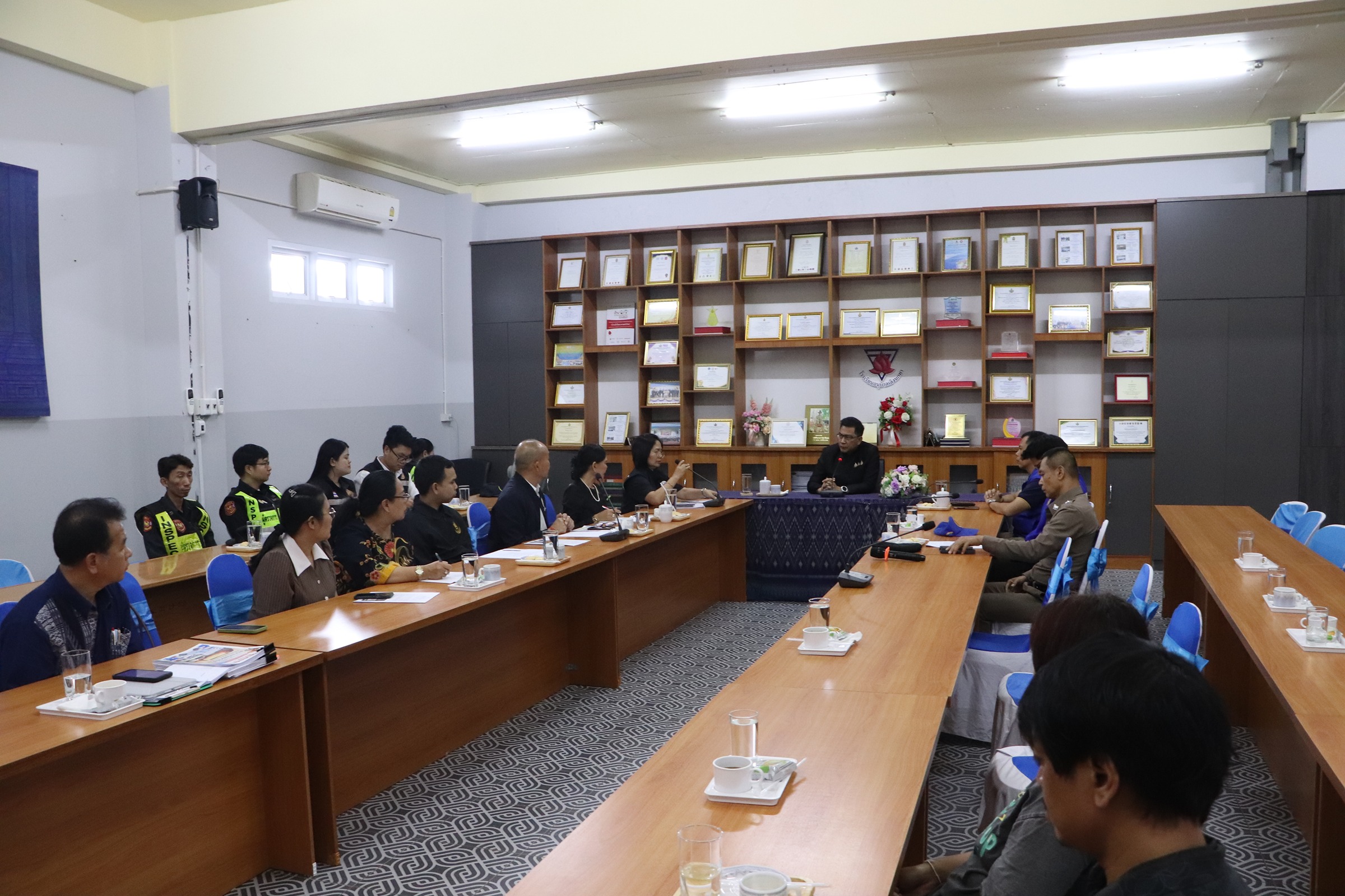 รองผู้ว่าฯ ยโสธร ลงพื้นที่เลิงนกทาติดตามเหตุ 2 นักเรียนตกจากรถรับส่ง ขนส่งสั่งปรับหนัก-พักใช้รถ ย้ำมาตรการความปลอดภัยเข้มงวด