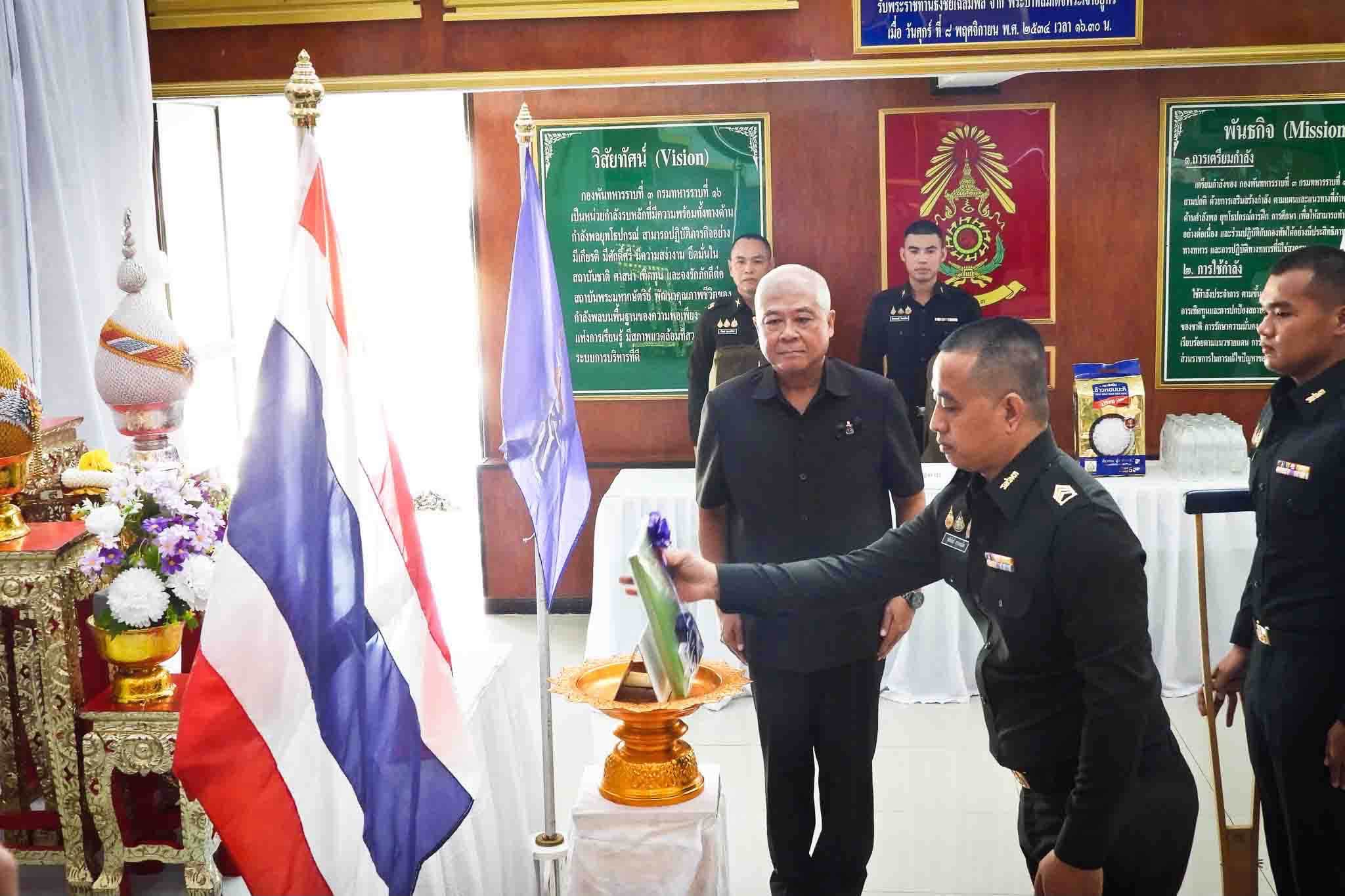 สมเด็จพระกนิษฐาธิราชเจ้า กรมสมเด็จพระเทพรัตนราชสุดา ฯ สยามบรมราชกุมารี พระราชทานสิ่งของแก่ครอบครัวทหารกล้าจังหวัดยโสธร ผู้ได้รับบาดเจ็บจากเหตุการณ์ความไม่สงบชายแดนไทย-กัมพูชา เมื่อปี 2568 อย่างต่อเนื่อง