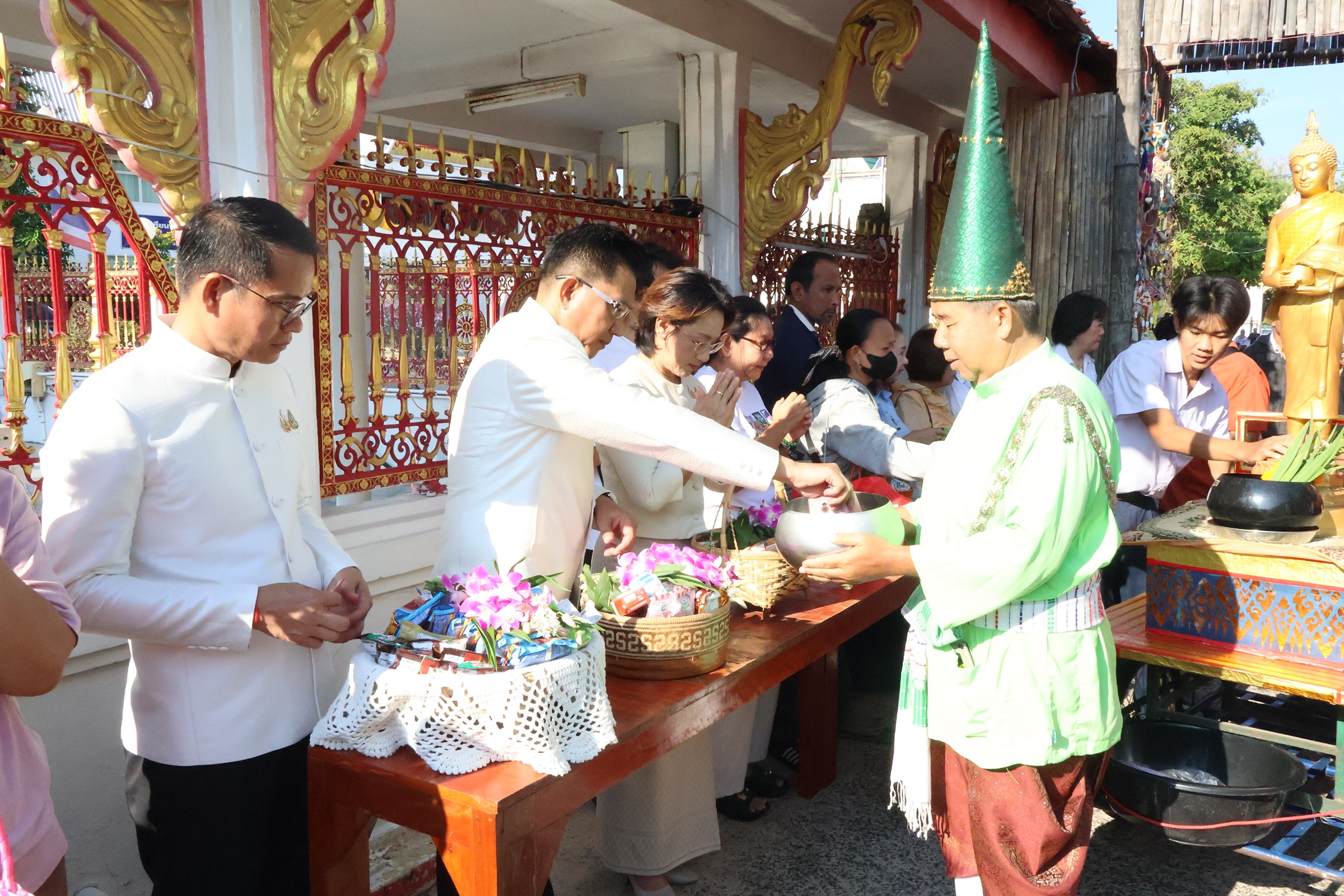 พุทธศาสนิกชนชาวยโสธรร่วมใจตักบาตรเทโวโรหณะ สืบสานประเพณีออกพรรษา เสริมสิริมงคลแก่ชีวิตและครอบครัว