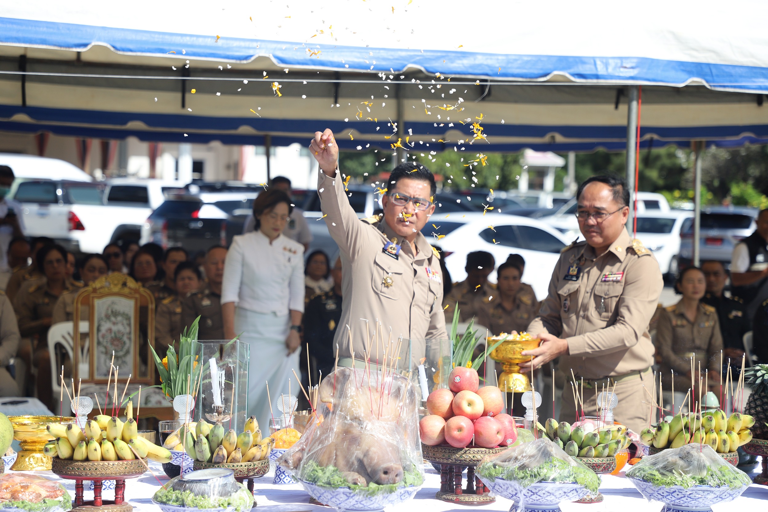 จังหวัดยโสธร ประกอบพิธีบวงสรวงจัดสร้างซุ้มถวายดอกไม้จันทน์ เตรียมความพร้อมงานพระราชพิธีถวายพระเพลิงพระบรมศพ สมเด็จพระบรมราชชนนีพันปีหลวง อย่างสมพระเกียรติ