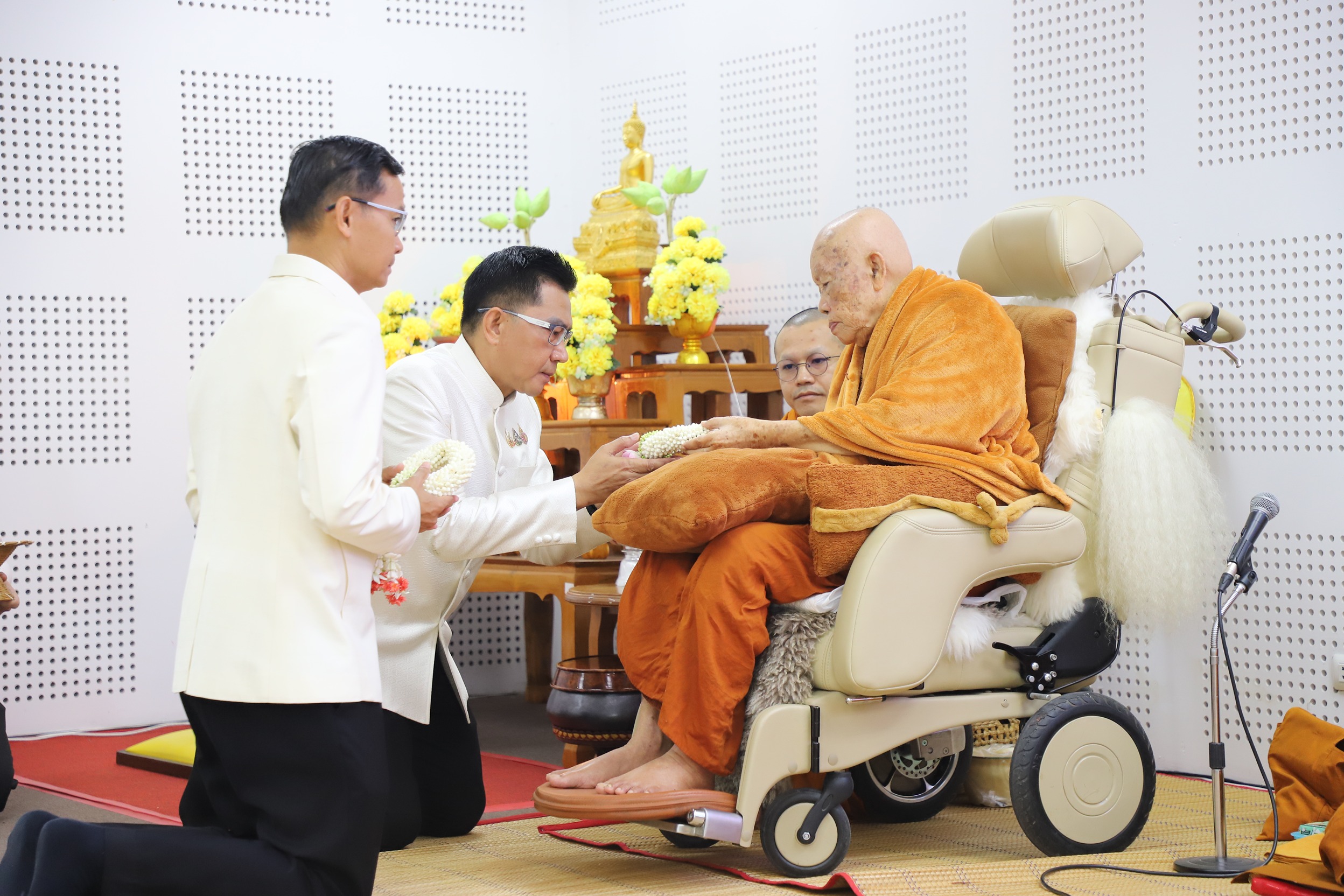 สสจ.ยโสธร จับมือ ชมรม อสม. รวมพลังศรัทธาตั้งองค์กฐินสามัคคี ประจำปี 2569 ร่วมทำบุญตักบาตรพระเถรานุเถระ ก่อนเคลื่อนขบวนทอดถวายบูรณปฏิสังขรณ์วัดกุดมงคล อำเภอเลิงนกทา