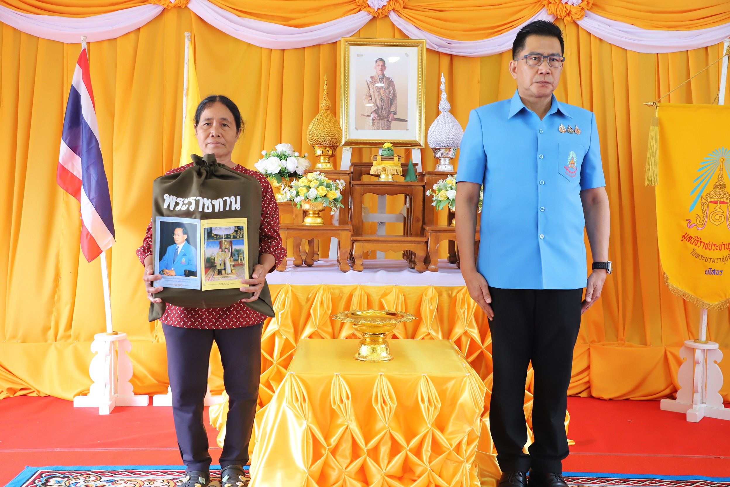 พระบาทสมเด็จพระเจ้าอยู่หัว ทรงพระกรุณาโปรดเกล้าโปรดกระหม่อม ให้มูลนิธิราชประชานุเคราะห์ ในพระบรมราชูปถัมภ์ เชิญสิ่งของพระราชทานมอบแก่ราษฎรผู้ประสบเหตุอัคคีภัย เพื่อช่วยบรรเทาความเดือดร้อนเบื้องต้นและสร้างขวัญกำลังใจ